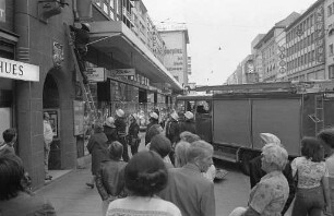 Brand an der Leuchtreklame des Juweliergeschäfts B. Kamphues in der Kaiserstraße 201