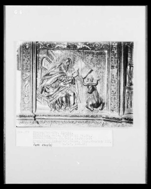 Hochaltar, Detail, Sockelgeschoss, linker Teil: Evangelist Lukas
