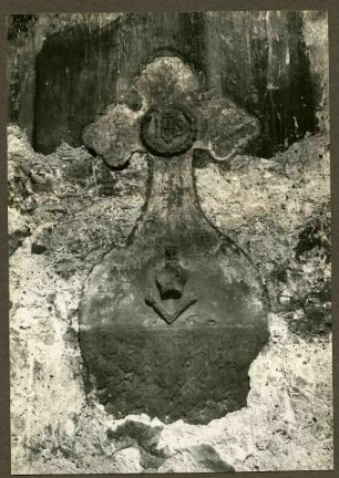 am Kirchturm. Grabkreuz d. Schultheißen....