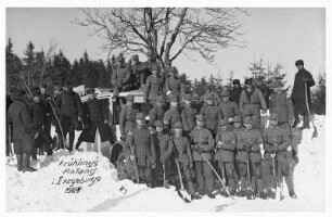 Brigade von Männern in Uniform mit Schaufeln und Fahrzeug bei der Schneeberäumung im Osterzgebirge : Deutschland. Brigade von Männern in Uniform mit Schaufeln und Fahrzeug bei der Schneeberäumung im Osterzgebirge