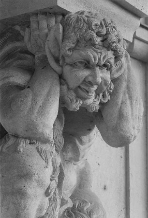 Dresden. Zwinger, Bogengalerie L. Konsole mit hockendem Faun (Kopie um 1950; A. Braun nach Original 1714/1718; Werkstatt B. Permoser)