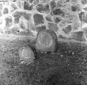 Altlandsberg-Seeberg, Dorfstraße 3/4. Zwei Meilensteine vor dem Grundstück