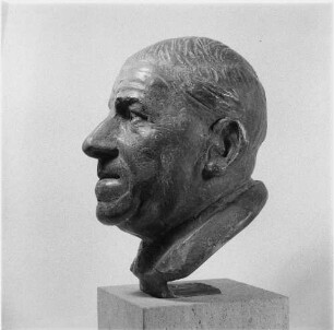 Büste von Otto Buchwitz : Büste von Otto Buchwitz. Bronze (1962; W. Arnold)