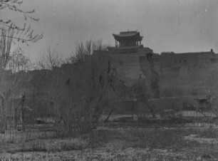 Gebäude im chinesischen Baustil : Ein Gebäude im chinesischen Baustil in einer zentralasiatischen Stadt im Tian Shan Hochgebirge