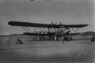 Verkehrsflugzeug : Das Verkehrsflugzeug "Hannibal" auf dem Flugplatz nahe Assuan.