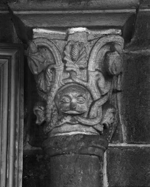Kapitell mit Maske