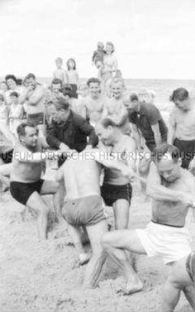Tauziehen beim Strandsportfest der FDGB-Urlauber in Zingst