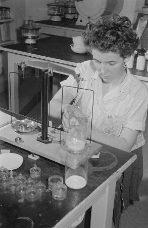 Eine Mitarbeiterin des VEB Leipziger Gummiwarenfabrik (Elguwa) überprüft an einer Analysewaage die Qualität des Gummis