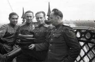 Der Fotograf Boris Puschkin und sowjetische Offiziere auf der Siegessäule