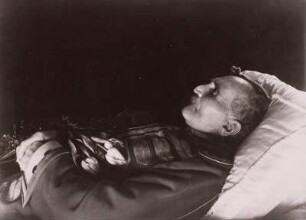 Militärkapellmeister und Stabstrompeter Christoph Heinrich Stock. Hüftbild auf dem Totenbett