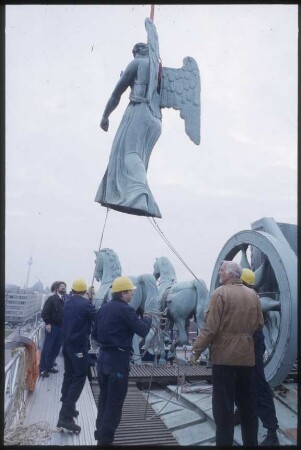 Abbau der Quadriga vom Brandenburger Tor, Umsetzen der Victoria per Kran