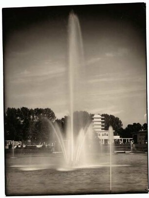 Deutsche Gartenbau- und Schlesische Gewerbe-Ausstellung (GUGALI), Liegnitz: Große Fontäne der Springbrunnen- und Wasseranlage vor dem Weinrestaurant