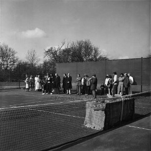 Tremsbüttel-Dorf: Sportanlagen: Einweihung der Tennisanlage: Rede von Bürgermeister Theophil Bossel im Beisein von Kreispräsident Hubert Priemel, Kreissportverbandsvorsitzendem Hans-Joachim Berg, Amtsvorsteher August Guericke, VfL-Vorsitzendem Helmut Rieken und dem kommissarischen Tennisspartenleiter Hartmut Gülzau: rechts vorn am Netz eine große Kiste