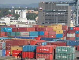 Oslo - Containerhafen : Containerhafen. Aufgenommen in Oslo im September 2004