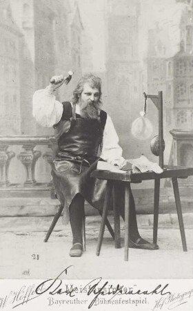 Karl Scheidemantel als Hans Sachs : Karl Scheidemantel als Hans Sachs in "Die Meistersinger von Nürnberg" von Richard Wagner. Bayreuth, Bühnenfestspielhaus. 1888/1889. Fotografie, Cabinet (Kollodiumpapier auf gelb bezogenem Karton mit Autogramm) aus dem Atelier von Wilhelm Höffert