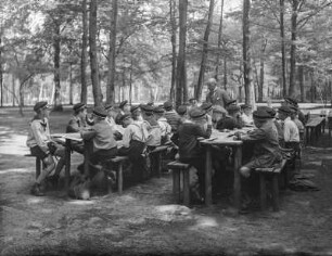 Dresden. Schüler beim Unterricht im Freien im Wald