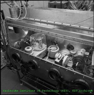 Blick in das Innere einer Pulverbox im Plutonium-Karbidlabor am Institut für Material- und Festkörperforschung III (IMF III)