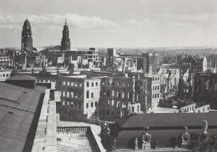 Dresden. Blick vom Zwinger nach Südosten über die Ruine des Taschenbergpalais auf Rathaus, Kreuzkirche und HO-Kaufhaus