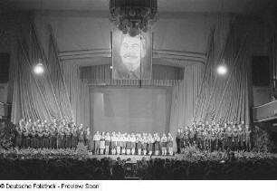Pionier- und FDJ-Chor auf der Bühne