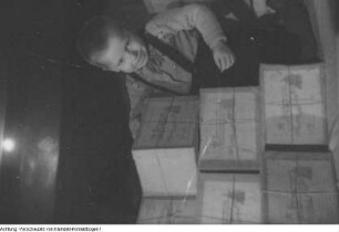 Deutsche Kriegsgefangene in Jugoslawien spenden Pakete für Kinder in Deutschland - die Volkssolidarität organisiert die Verteilung, 1948