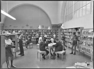 Jugendliche im Lesesaal der Heinrich-Schulz-Bibliothek