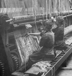 Abschneiden der Fäden : Technikgeschichte | Technologie | Fasern, Gespinste und Gewebe | Teppichweberei, Vereinigte Smyrna-Teppichfabriken AG, Cottbus | Knüpf-Teppiche