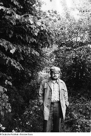 Der Schriftsteller Kito Lorenc im Freien, aufgenommen in Hochkirch-Wuischke