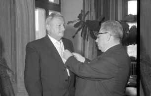 Freiburg: Regierungspräsidium; Bundesverdienstkreuz für Glasermeister Burg, Dichtel