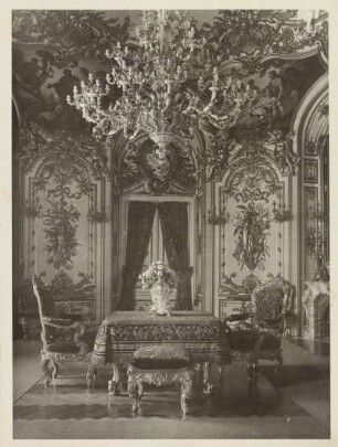 Oberbayern. Das Speisezimmer im, von 1878 bis 1886 im Stil des Neubarock erbauten Neuen Schloss Herrenchiemsee. Besonderheit: der Esstisch konnte mit einem Teil des Fußbodens um eine Etage abgesenkt und dort gedeckt werden.