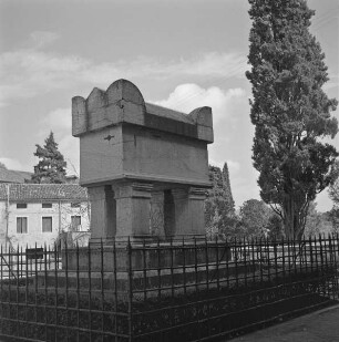 Grabmal des Francesco Petrarca