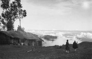 Die Wolken des Niltal : Bergigen Landschaft mit Baumgruppe, Hütte und Personen