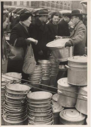 Hamburg. Wandsbek. Frauen kaufen nach der Währungsreform 1948 auf dem Markt Haushaltsgeräte. Nach dem Krieg und dessen Folgen ist der Bedarf riesig