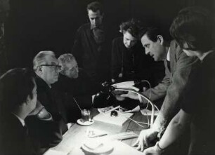 Probe Der junge Lord, Deutsche Oper Berlin, Am Regietisch, Loren Driscoll, Regisseur Gustav Rudolf Sellner und Herr rechts Filippo Sanjust - Bühnenbildner