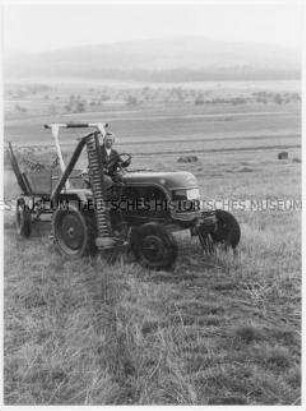 Bäuerin auf Traktor (Altersgruppe 14-17)
