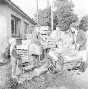 Frauen im Bezirk Suhl (Thüringen): Frauen sammeln Altstoffe im Handwagen