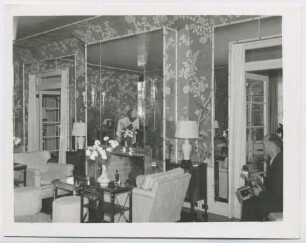 Marlene Dietrich im Spiegel, Fotoshooting in der Villa von Dorothy di Frasso (Beverly Hills, 1935) (Archivtitel)