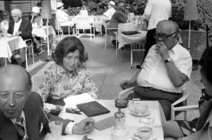 24. Tagung 1974 Chemiker; Kaffeeempfang Hotel Tannenhof: Tisch mit E. v. Khuon, Frau ?, Werner Forßmann