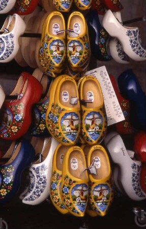 Amsterdam - Holzschuhe als Souvenir : Aufgenommen 2001 in Amsterdam