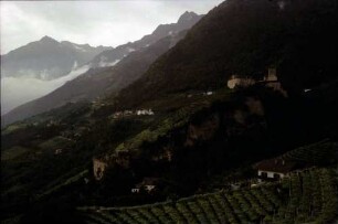 Dorf Tirol: Blick vom Dorf auf Schloss Tirol