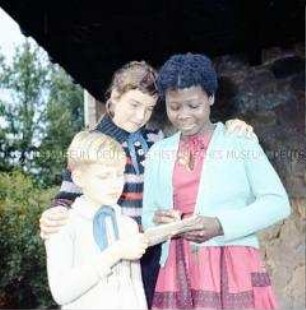 Mädchen aus Guinea zu Gast in der Pionierrepublik "Wilhelm Pieck" in Altenhof am Werbellinsee