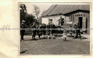 Familie mit Kutsche vor einem Wohnhaus