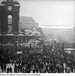 Dresden-Altstadt, Neumarkt, Gedenkkundgebung anläßlich des 35. (?) Jahrestages der Zerstörung Dresdens an der Ruine der Frauenkirche