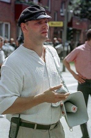 Hamburg Bergedorf, 10. Juli 1999. Fast 700 NPD'ler und organisierte Neonazis demonstrieren in Bergedorfs Innenstadt gegen die Wehrmachtsausstellung des Hamburger Instituts für Sozialforschung. Hier: Thomas Wulff, gen. Steiner. NPD-Ortsvorsitzender