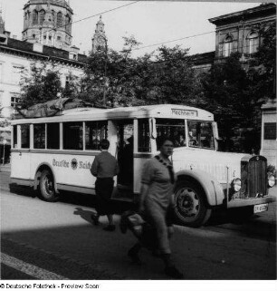 Kraftomnibus im Einsatz auf der Reichsbahn-Kraftomnibuslinie Mainz - Hochheim : Mainz, Gutenbergplatz. Kraftomnibus im Einsatz auf der Reichsbahn-Kraftomnibuslinie Mainz - Hochheim