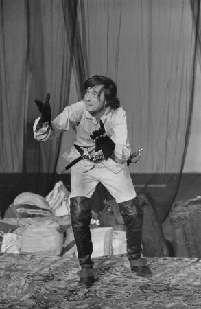 Szenenbilder aus "Die Räuber", Drama von Friedrich Schiller mit Musik von Tilo Müller-Medek (R: Manfred Karge und Matthias Langhoff; Dekor: Pieter Hein). Volksbühne Berlin, Premiere 10.02.1971 (legendäre DDR-Inszenierung) : Mit Hans Teuscher, Arno Wyzniewski, Günther Junghans, Heide Kipp, Gabriele Gysi, Klaus Mertens, Werner Tietze, Bodo Krämer, Dieter Montag, Carl-Hermann Risse, Michael Narloch, Berko Acker, Helmut Straßburger