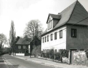 Radebeul, Bennostraße 15. Ehemaliges Winzerhaus (um 1750). Ansicht mit Nummer 13