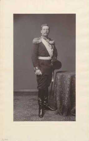 Kronprinz Friedrich Wilhelm in Uniform mit Auszeichnungen, Ganzfigur.