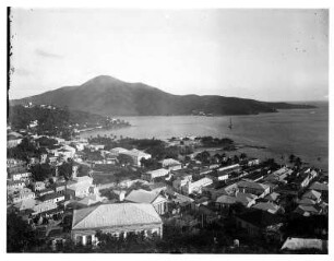 Fort de France, Martinique. Blick von einer Anhöhe über die Stadt auf die Bucht mit Hafen