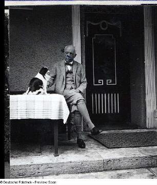 Portraitserie Richard Strauss : Richard Strauss neben der Gartentür seines Wohnhauses in Garmisch-Partenkirchen sitzend, 1931