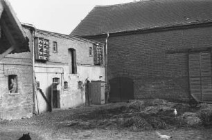 Innenhof : Blick in einen Innenhof mit Taubenschlag und Misthaufen
